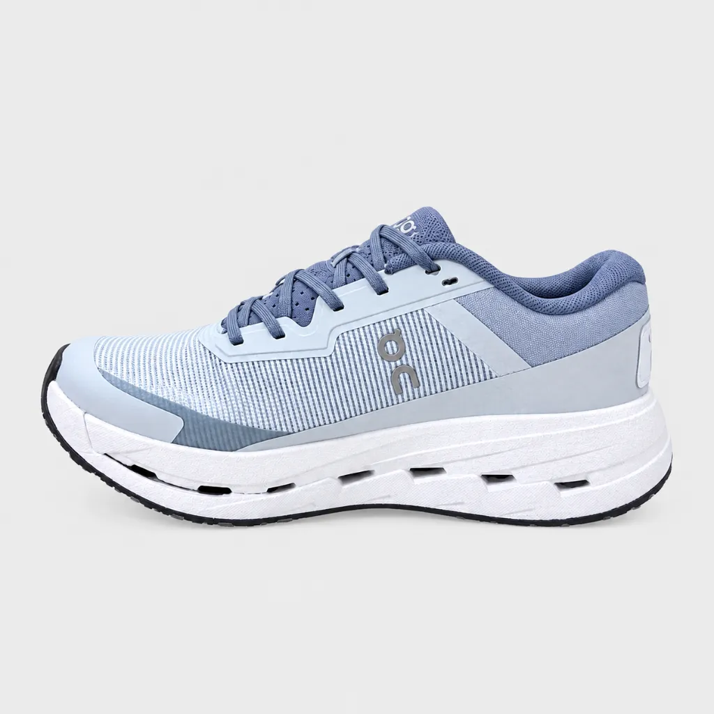 Zapatilla running azul sobre fondo gris.webp