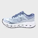 Zapatilla running azul sobre fondo gris.webp